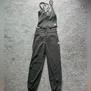 Vuori Daily Jogger and Rib Crop Tank Set in Oregano - XS